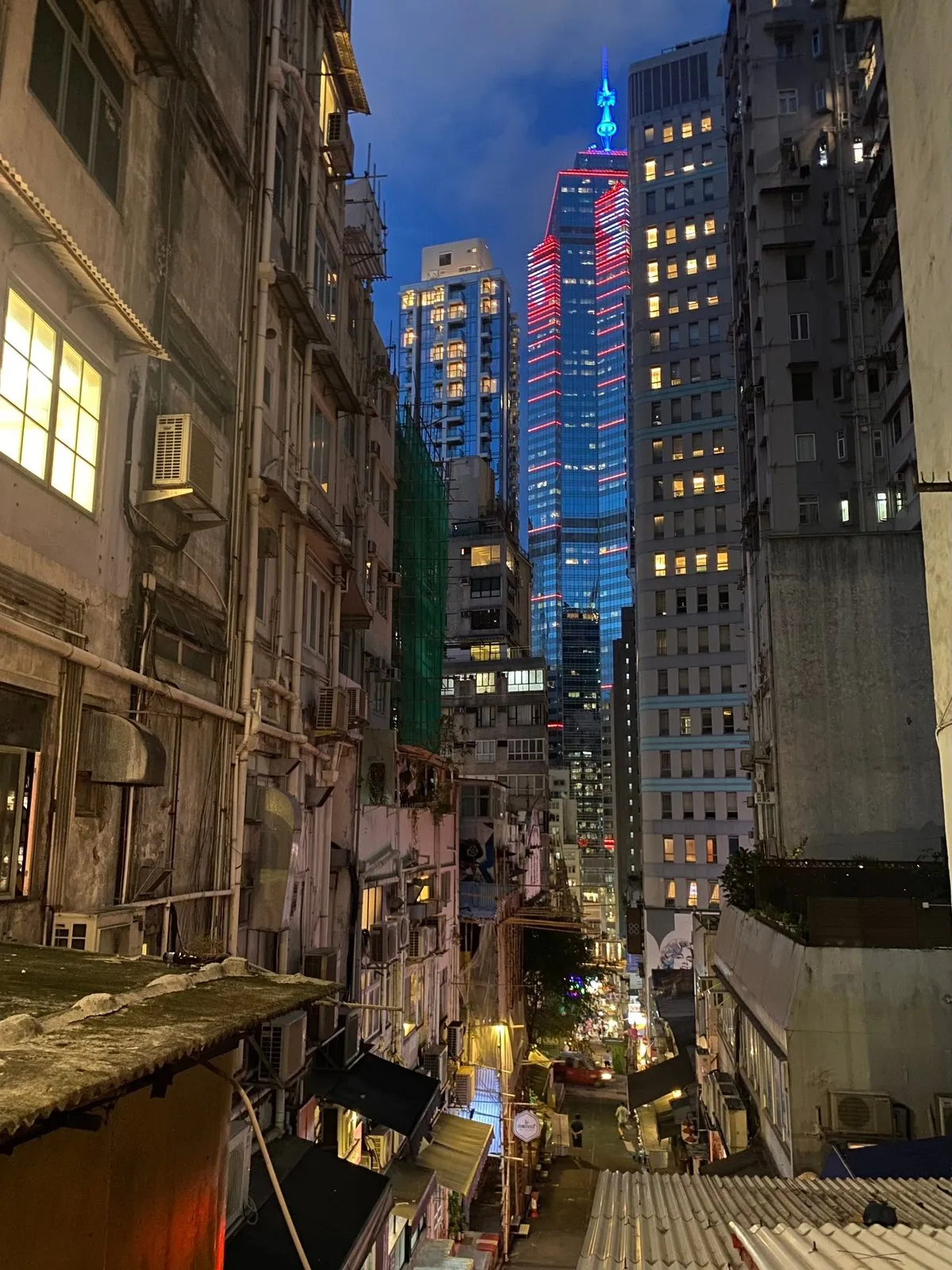 Башня зла а внизу трущобы для черни с запахом скисшей блевоты