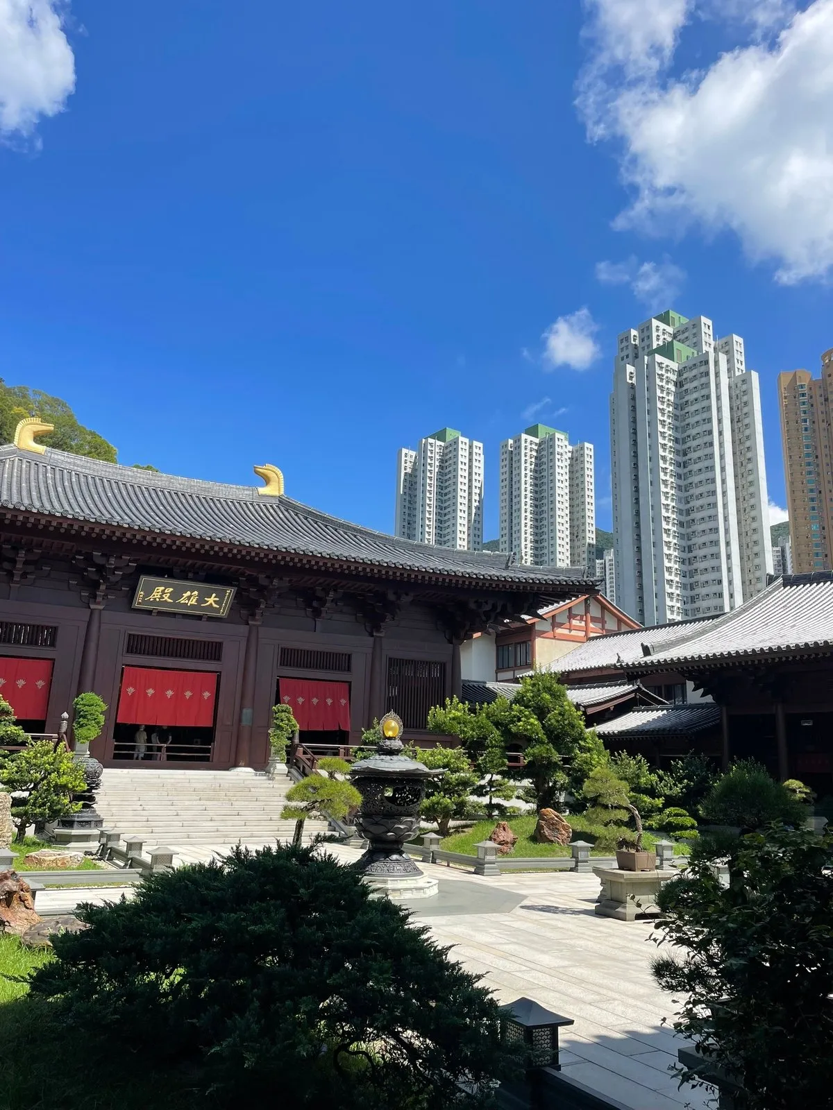 Храм на фоне человейников