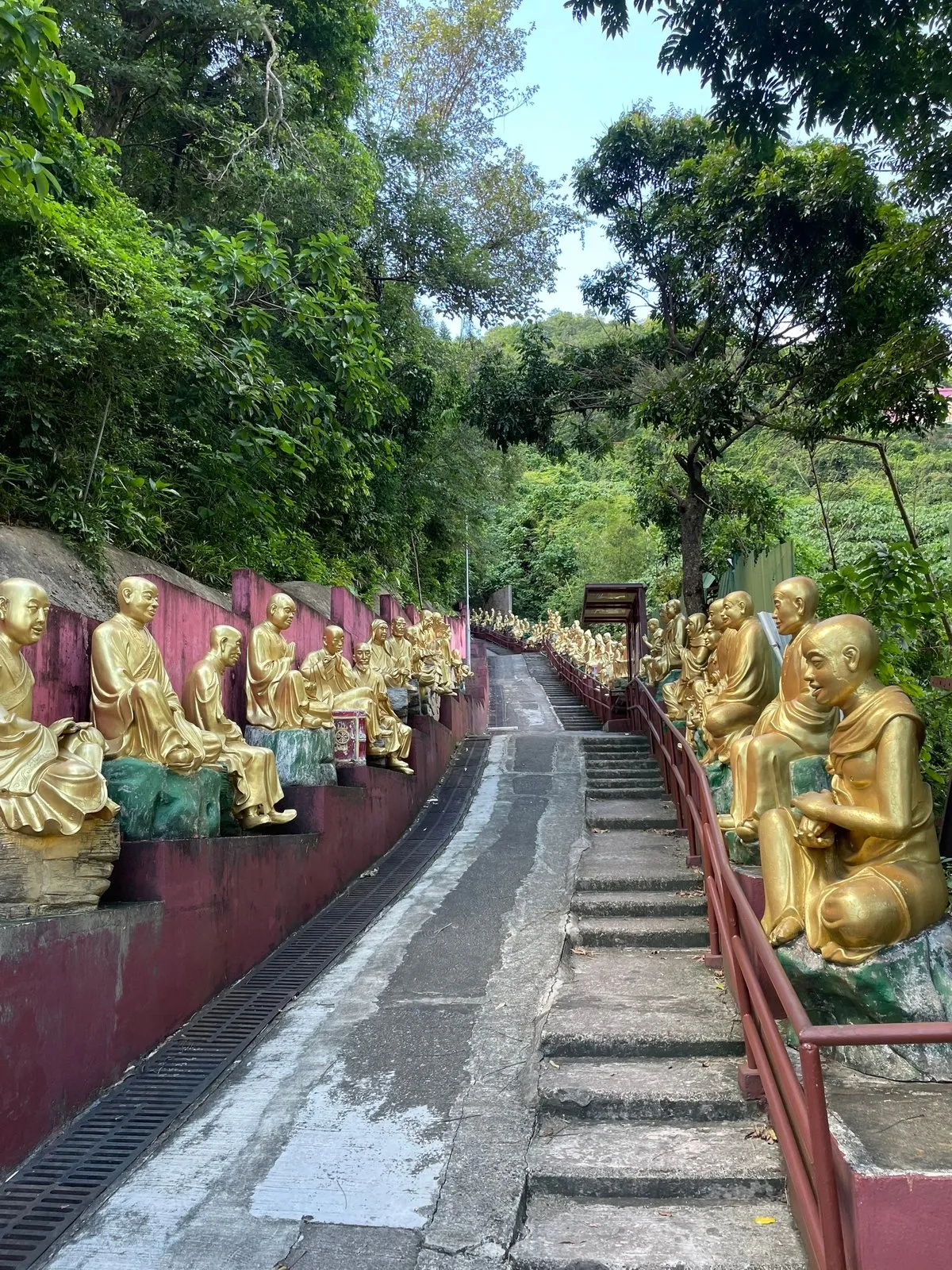 Все статуи разные